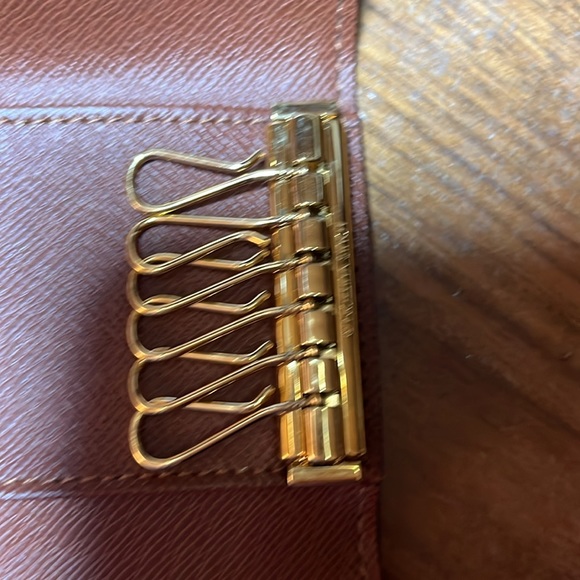 Louis Vuitton 6 Key Holder Monogram
*Authentic* - Picture 11 of 12
